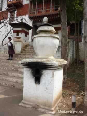 04 die eingangs treppe zum wangdue dzong